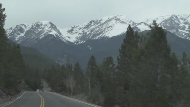 Rockig Berg Nationalpark Körning Berg Täckt Med Snö — Stockvideo