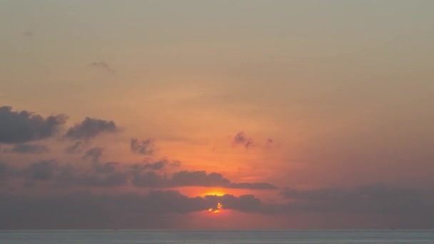 ビーチの地平線の時間経過の太陽の夕日 — ストック動画