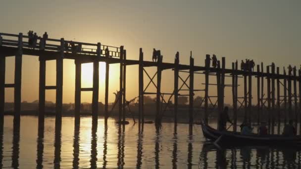 Bein Bridge People Crossing Amarapura Mandalay Burma Myanmar Sunset — 비디오