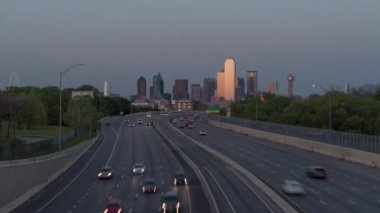 dallas skyline and traffics from edgefield bridge day to night time lapse