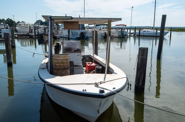 Cestas Bushel empilhadas no topo de um barco de pesca de Chesapeake Bay . — Fotografia de Stock