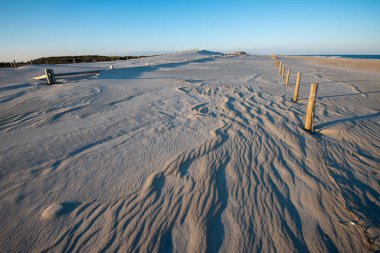 Kumsalda kırbaçlanmış kum tepeleri