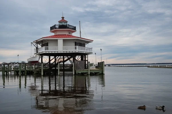Maják Choptank River Lighthouse je maják v "šroubovacím" stylu, který se obvykle nachází na Chesapeake Bay. — Stock fotografie
