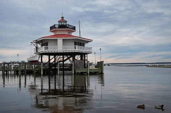 A Choptank River világítótorony egy "csavaros" stílusú világítótorony tipikusan megtalálható a Chesapeake-öbölben. — Stock Fotó