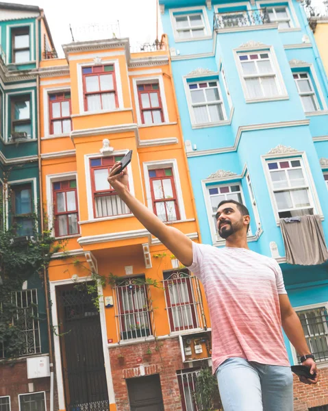 Viajante Solo Está Tomando Uma Selfie Frente Edifícios Laranja Azul — Fotografia de Stock