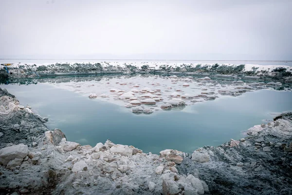 Zoutreservoir Vijver Met Natuurlijk Gevormde Zoutkristallen Het Midden Zout Water — Stockfoto