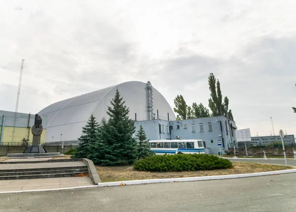 Bus Chernobyl Emploees Stand Front Block Sarcophagus Day Shift Arrives — Stok fotoğraf