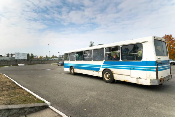 Автобус Чернобыльцами Внутри Утра Прибывает Чернобыльскую Электростанцию Чернобыльский Тур Октября — стоковое фото