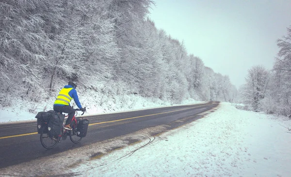 Man Svart Och Bue Cyklar Fullastad Touring Cykel Vinterförhållanden Naturen — Stockfoto