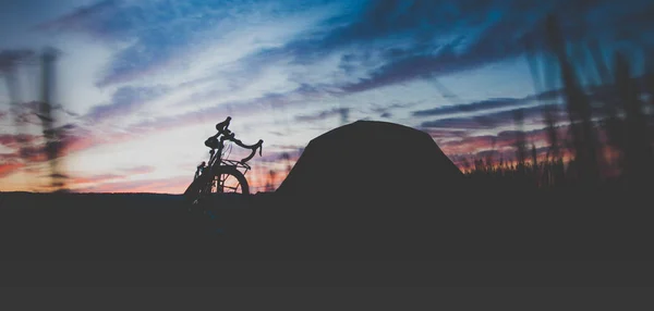 Camping Plek Zonsopgang Met Fiets Tent Silhouet Met Dramatische Lucht — Stockfoto