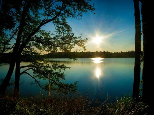 Lago Lituano Dramático Plateliai Sunrise Tiro Romântico Azul Lago Grama — Fotografia de Stock