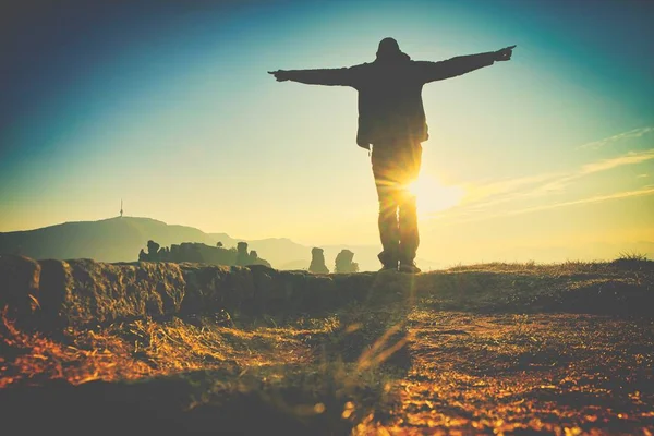 Person Stands Spreaded Hands Sun Flare Background Travel Joy Travel — Stock Photo, Image