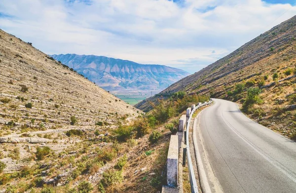 Asphal Weg Zonder Verkeer Albanië Bergen Draai Naar Links Omringd — Stockfoto