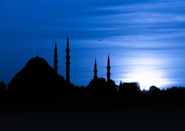 Pantolon mavisi arka planda Toskana camiinin arkaplan görüntüsü. Boş uzay resmi yaratıcı perspektif. İstanbul gecesi.