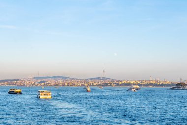İstanbul 'da denizde, arka planda uskdar bölgesi ve Camlica kulesi bulunan çok sayıda yolcu feribotu bulunuyor. İstanbul, Türkiye 'de sınır dışı