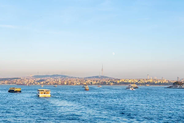 Muchos Barcos Pasajeros Ferry Agua Estambul Con Distrito Uskdar Fondo — Foto de Stock