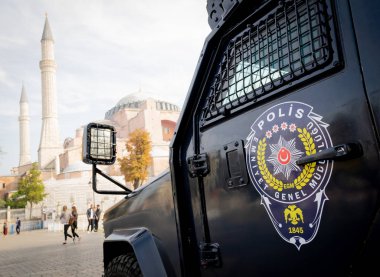 Sultanahmet bölgesinde görevli polis zırhlı aracı. Arka planda turistler ve mozoleler var. Türkiye 'nin turistik bölgelerinde güvenlik ve laiklik. İstanbul.Hindi. 2019.11.08