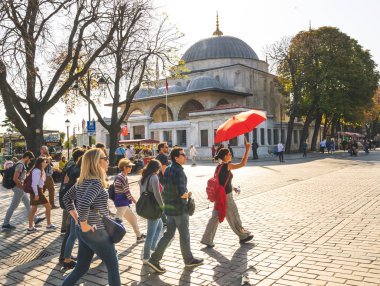 Sultanahmet bölgesinde görevli polis zırhlı aracı. Arka planda turistler ve mozoleler var. Türkiye 'nin turistik bölgelerinde güvenlik ve laiklik. İstanbul.Hindi. 2019.11.08