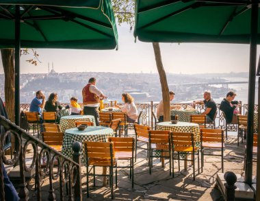 Sultanahmet bölgesinde görevli polis zırhlı aracı. Arka planda turistler ve mozoleler var. Türkiye 'nin turistik bölgelerinde güvenlik ve laiklik. İstanbul.Hindi. 2019.11.08