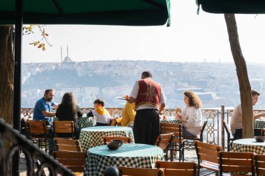 Sultanahmet bölgesinde görevli polis zırhlı aracı. Arka planda turistler ve mozoleler var. Türkiye 'nin turistik bölgelerinde güvenlik ve laiklik. İstanbul.Hindi. 2019.11.08