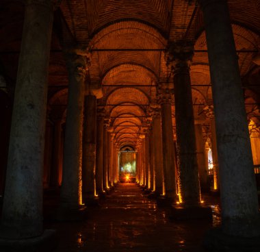 İstanbul 'daki yeraltı sarnıcı. Sarnıç Bazilikasının sütunları ve surları. İstanbul 'da turistik bir yer. Erken Roma dönemi inşaatı.