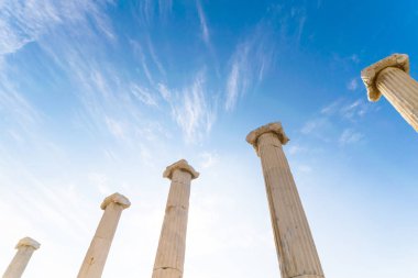 Camlica Mescid Camii, gece ibadeti sırasında önü aydınlık bir yol ile ve etrafta kimse olmadan. Türkiye 'de dini mekanlar.