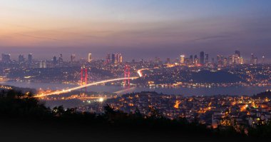 Camlica Mescid Camii, gece ibadeti sırasında önü aydınlık bir yol ile ve etrafta kimse olmadan. Türkiye 'de dini mekanlar.