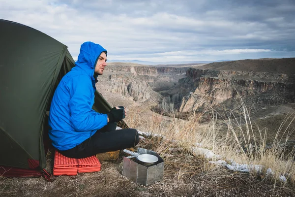 Eine Männliche Person Blau Sitzt Zelt Und Trinkt Kaffee Während — Stockfoto
