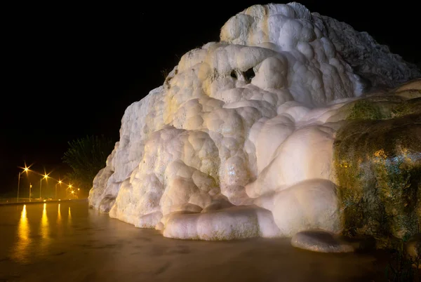 Witte Geologische Formaties Aan Hoofdweg Naar Pamukkale Met Straatlantaarns Achtergrond — Stockfoto