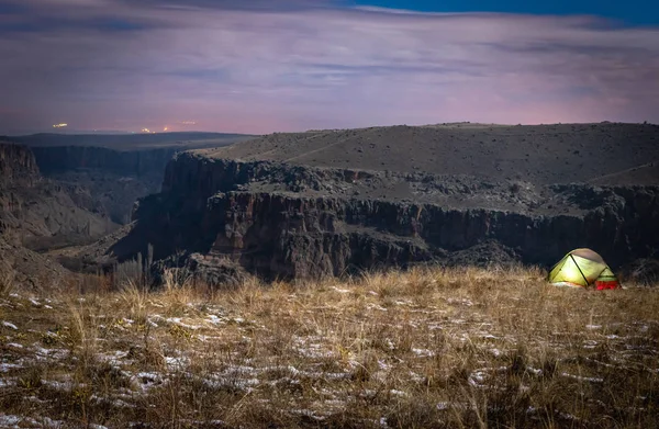 Grünes Zelt Das Rande Der Klippe Mit Dem Hintergrund Der — Stockfoto