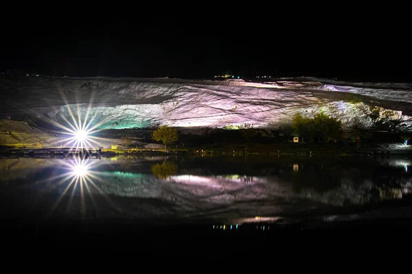 Pamukkale Vijver Meer Nachts Met Natuur Rond Treventines Verlicht Achtergrond — Stockfoto