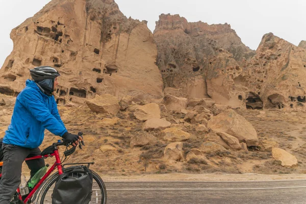Pessoa Masculina Está Com Bicicleta Olhando Para Formações Rochosas Selime — Fotografia de Stock