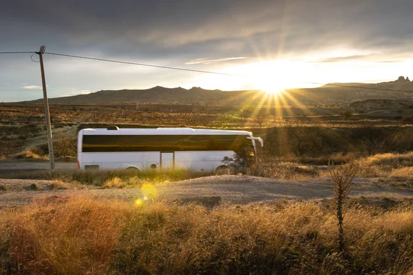 Opzettelijke Vervaging Snelle Witte Bus Passeert Het Rotsachtige Landschap Van — Stockfoto
