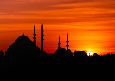 Kırmızı turuncu arka planda Toskana Camii 'nin arkaplan resmi. Boş uzay resmi yaratıcı perspektif. İstanbul gecesi. Türkiye.