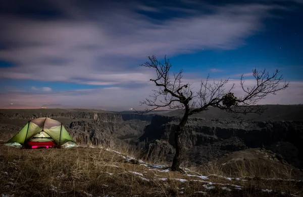 Grünes Zelt Rande Der Klippe Mit Dem Hintergrund Der Schlucht — Stockfoto