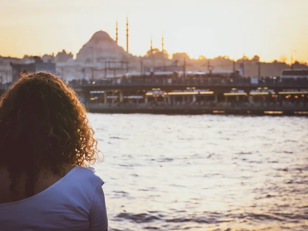 Giovane Ragazza Femminile Sta Guardando Istanbuls Galata Sposa Scavato Tramonto — Foto Stock