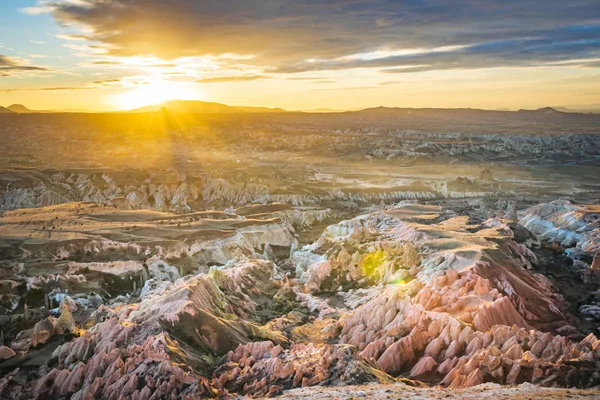 从空中俯瞰着玫瑰谷 夕阳西下的地平线 富有戏剧性的岩石般的多彩的山水带着质感 土耳其 Kapadoky 2020 — 图库照片