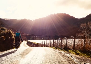 Dağlarda bisikletle dolaşmak.