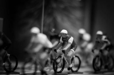 İçerideki minyatür bisiklet yarışçıları