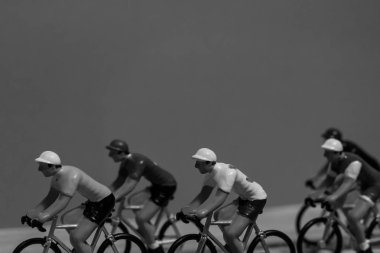 İçerideki minyatür bisiklet yarışçıları