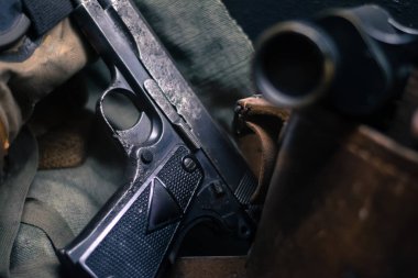 2. Dünya Savaşı silahları ve diğer aksesuarlar. 