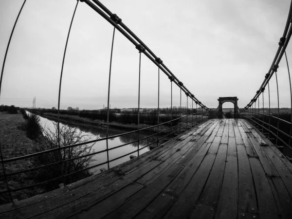 Standing on the Horkstow bridge — Stock Photo, Image