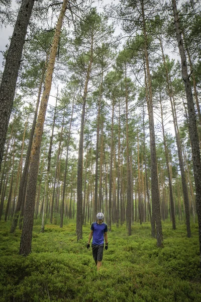 Wanderradler ohne Fahrrad in der Natur — Stockfoto