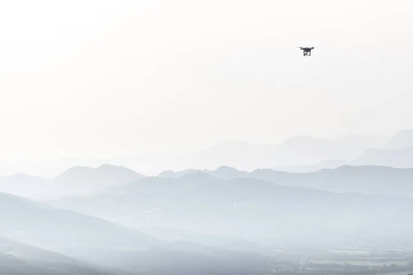 Drone volador desde la distancia en la zona de las montañas con blanco —  Fotos de Stock