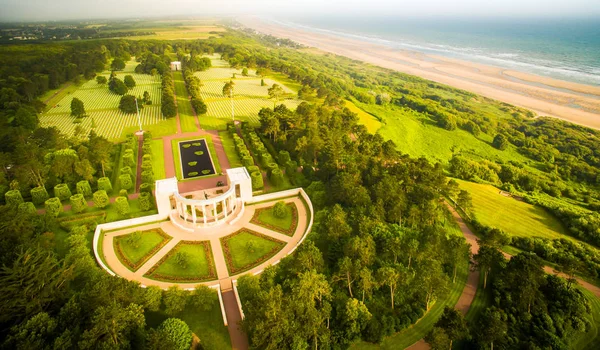 Costa pacífica e cemitério na Normandia, França — Fotografia de Stock