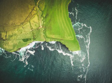 İrlanda 'nın merkezinde vahşi dramatik uçurumlar