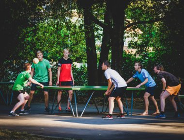 kafa topu masa tenisi masasında