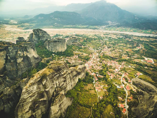 Vista aérea dramática de mosteiros de Meteora e Kalambaki para wn — Fotografia de Stock