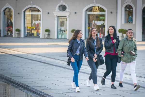 Las Estudiantes Están Caminando Vestidas Forma Informal Hacia Universidad Calle — Foto de Stock
