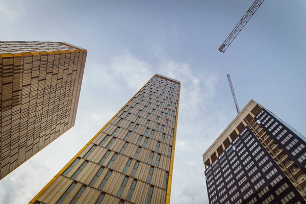 Vista a la parte superior de los edificios con muchas ventanas y el cielo — Foto de Stock